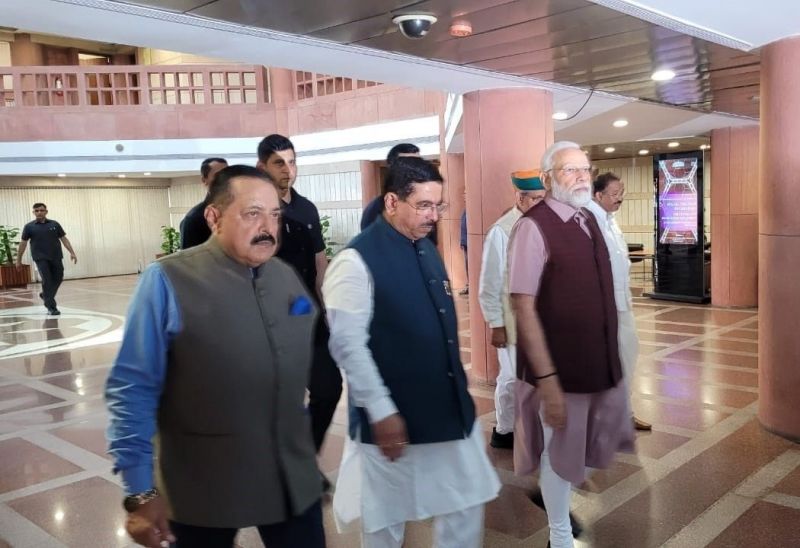 PM Modi & other leaders Reaches Parliament for BJP Parliamentary Party Meeting