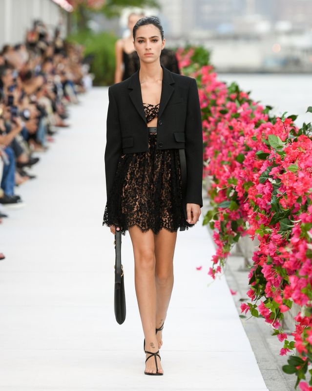 Glamour Unleashed: Captivating Runway Moments at New York Fashion Week 2023
