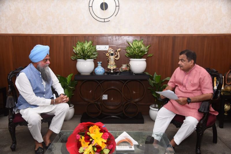 The Speaker of Punjab Vidhan Sabha, Kultar Singh Sandhwan meets Union Minister Nitin Gadkari over his demand for construction of under bridge to prevent accidents at village Tehna situated on National Highway in Faridkot district. 
