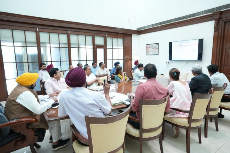  Punjab CM Bhagwant Mann Holds Meeting with officers of Civil Aviation Department