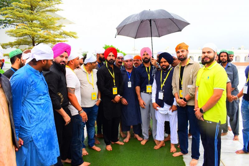 Punjabi Actors Gippy Grewal, Karamjit Anmol & Binnu Dhillon Pays Obeisance at Sri Kartarpur Sahib Narowal (Pakistan)