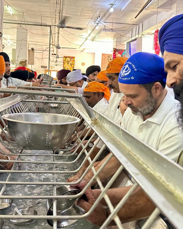 Congress Leader Rahul Gandhi Offers Sewa & Distributes Langar at Golden Temple