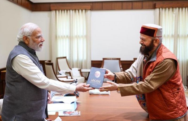 MP Hans Raj Hans Presents His Literary Work to Prime Minister Narendra Modi, See Pics