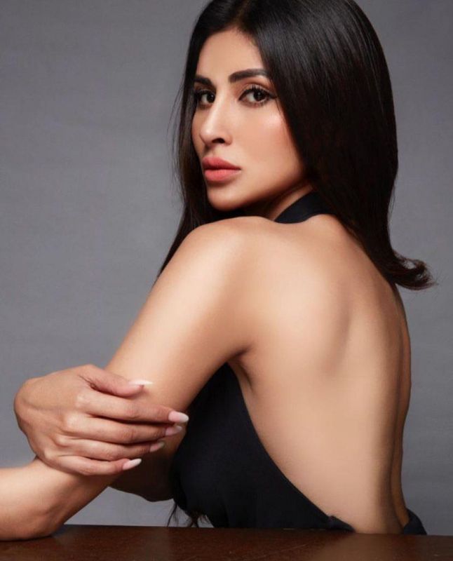 Mouni Roy drives fans crazy with her sizzling hot pics, See Here 
