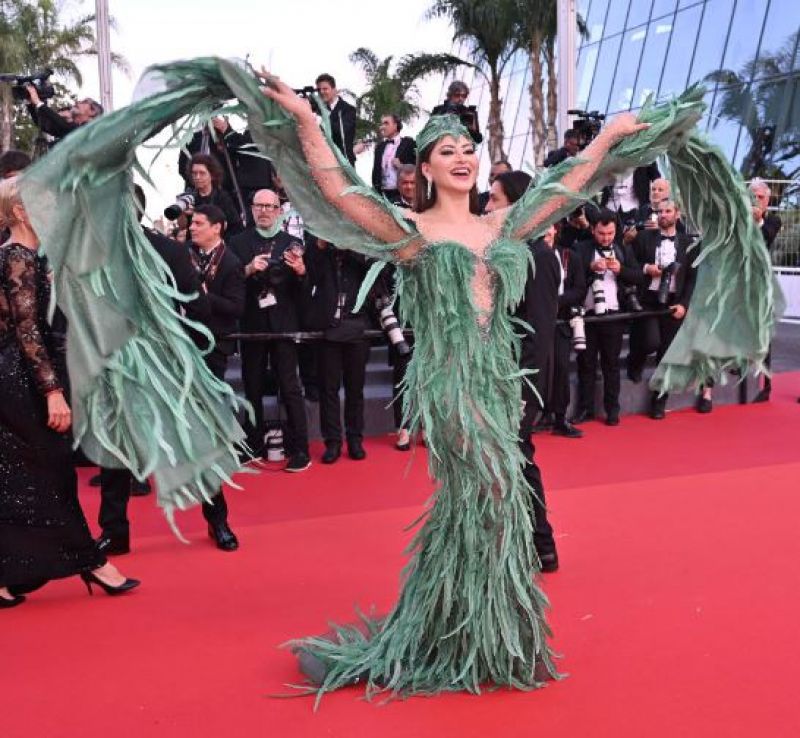 Cannes 2023: Urvashi Rautela Wears Green Feathered Gown, Fans Compares her to Parrot 
