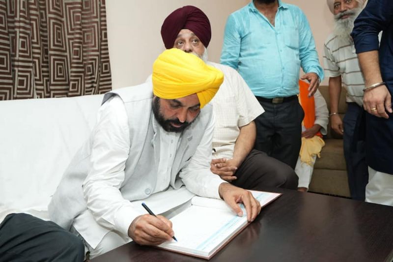 CM Bhagwant Mann & Delhi CM Arvind Kejriwal Pays Obeisance at Takhat Sri Harimandir Ji Patna Sahib. Rajya Sabha Members Raghav Chadha and Sanjay Singh were also present at the occasion.
