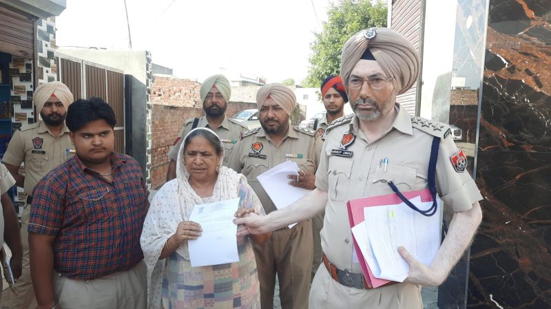 Thana Sadar Zira Police Seize Property of Drug Smugglers, Serve Official Notice at Residence