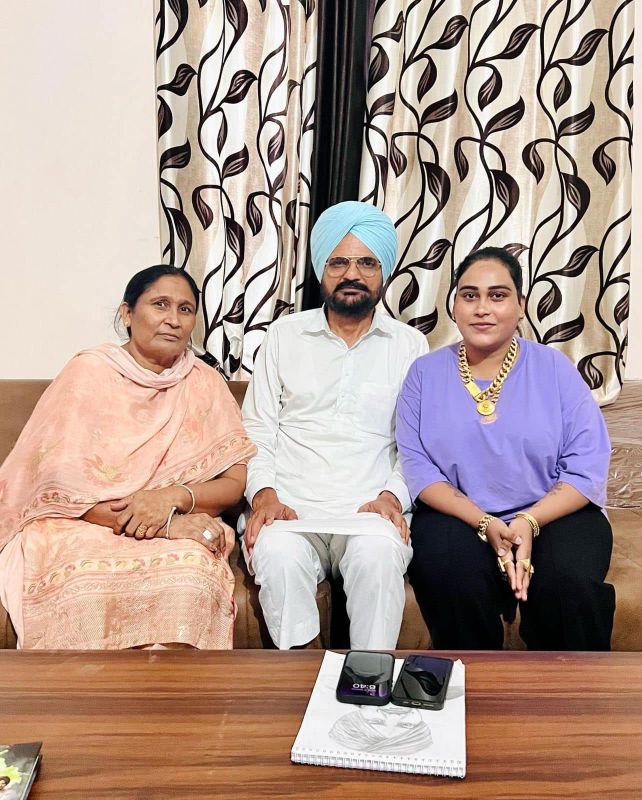 In Pics: Sister Afsana Khan Reached Late Brother Sidhu Moose Wala's Residence, Meets Father Balkaur Singh
