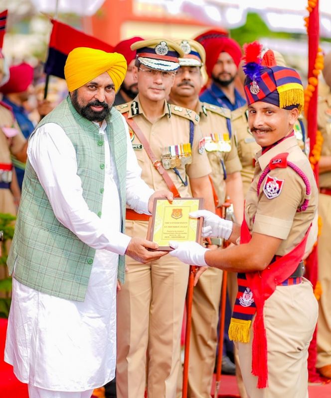Punjab Chief Minister Bhagwant Mann Graces Passing Out Parade of 2999 Trained Constables, Spectacular Images Captured during the Event
