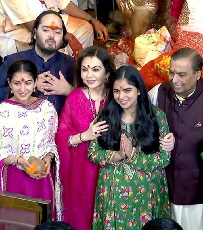 In Pics: Celebrities Visits Lalbaugcha Raja to Seek Blessings