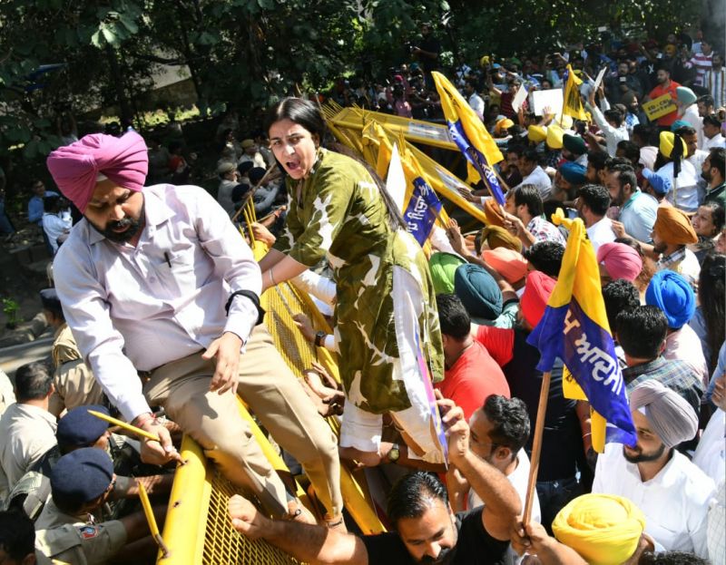 'AAP' Punjab Opposed Arrest of MP Sanjay Singh, Protests in front of BJP office in Chandigarh