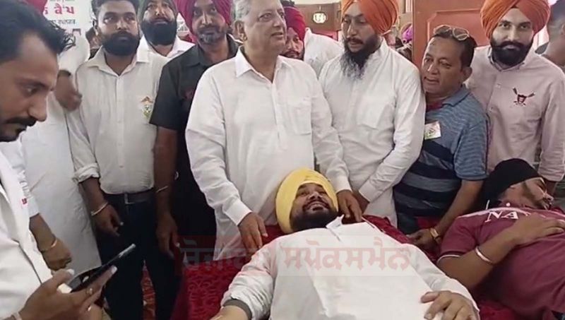 Former CM Charanjit Singh Channi Donated Blood in Rupnagar, Former Speaker Rana Kanwar Pal Singh was also present on this occasion
