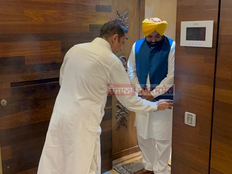 Bollywood's Famous Singer Sukhwinder Singh Welcomed CM Bhagwant Mann with traditional customs at his Home
