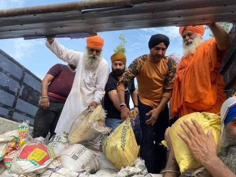 MP Harbhajan Singh's Hands-On Efforts: Assisting in Dhusi Dam Embankment by Lifting Sacks of Soil
