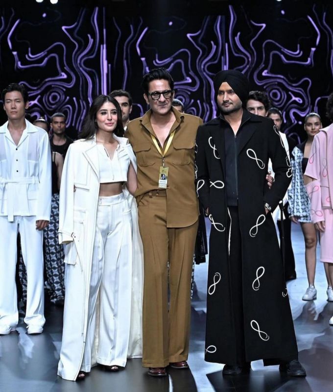 Ex-Cricketer Harbhajan Singh, Takes Center Stage with Sardari-style Ramp Walk at Lakme Fashion Week