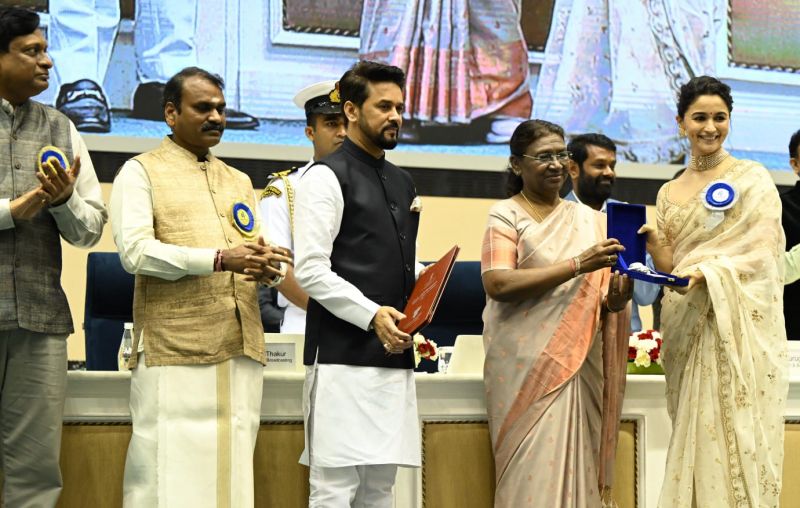 69th National Film Awards: President Honours Winners Waheeda Rehman, Allu Arjun, Alia Bhatt, Kriti Sanon, Pankaj Tripathi, R Madhavan & Others
