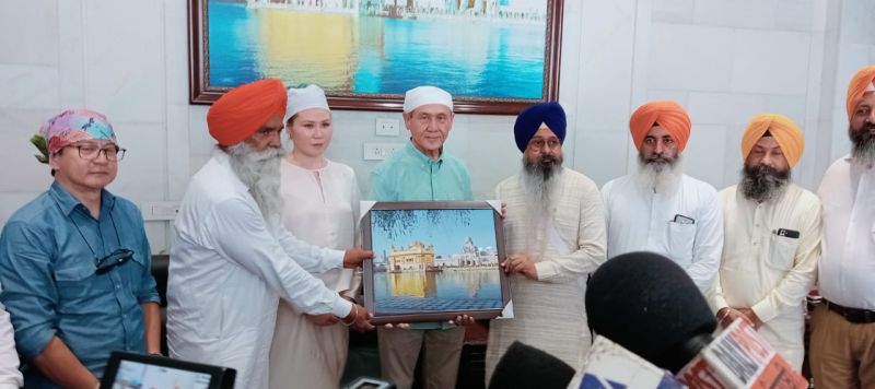Former President of Mongolia Nambaryn Enkhbayar Pays Obeisance at Golden Temple 