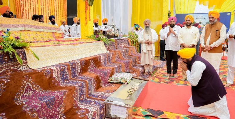 A Special Event was organised in the memory of Martyred Sikh Soldiers of the Saragarhi War at Ferozepur on the occasion of Saragarhi Divas 2023. Symbol of Honor presented to the families of martyrs.
