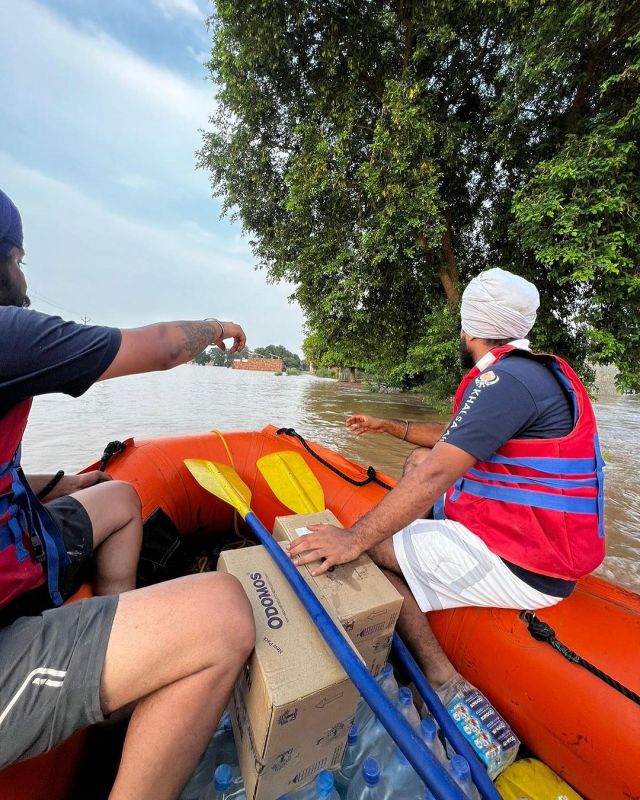 Khalsa Aid Volunteers Escorts Children & Elderly individuals to 'Safe Places' in Sardulgarh, Mansa 
