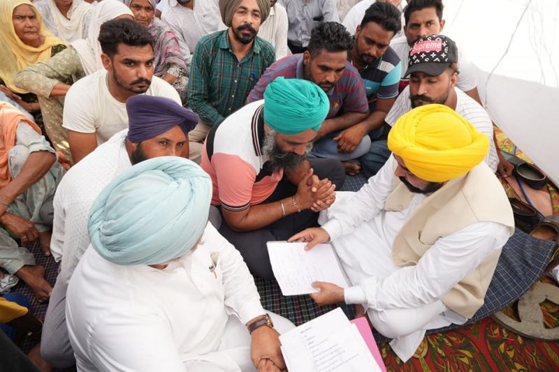 Punjab CM Bhagwant Mann Grants Rs 1 Crore Aid to Families of Anantnag Martyred Soldiers

