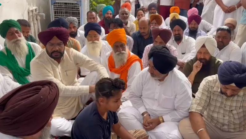 Minister Kuldeep Singh Dhaliwal and Chetan Singh Jouramajra extended condolences to Karanveer Singh's family. A Youth named Karanveer singh died in America. 
