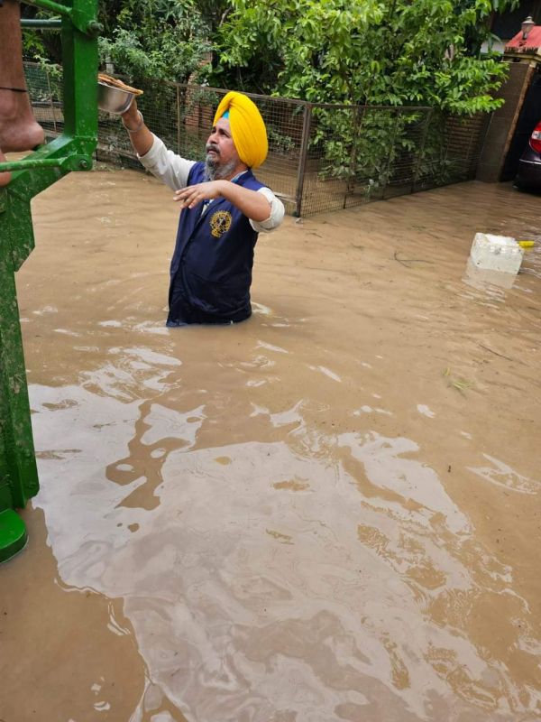  Langar Served & Essential Supplies Delivered Despite Flood Conditions