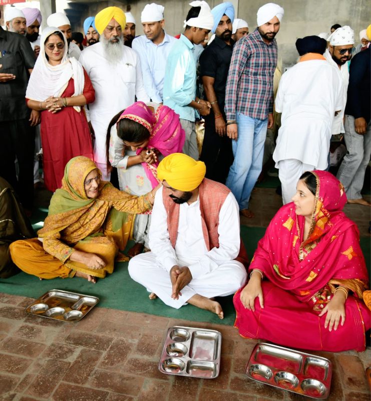 CM Bhagwant Mann Pays Obeisance at Gurdwara in Village Satoj on the occasion of his Birthday