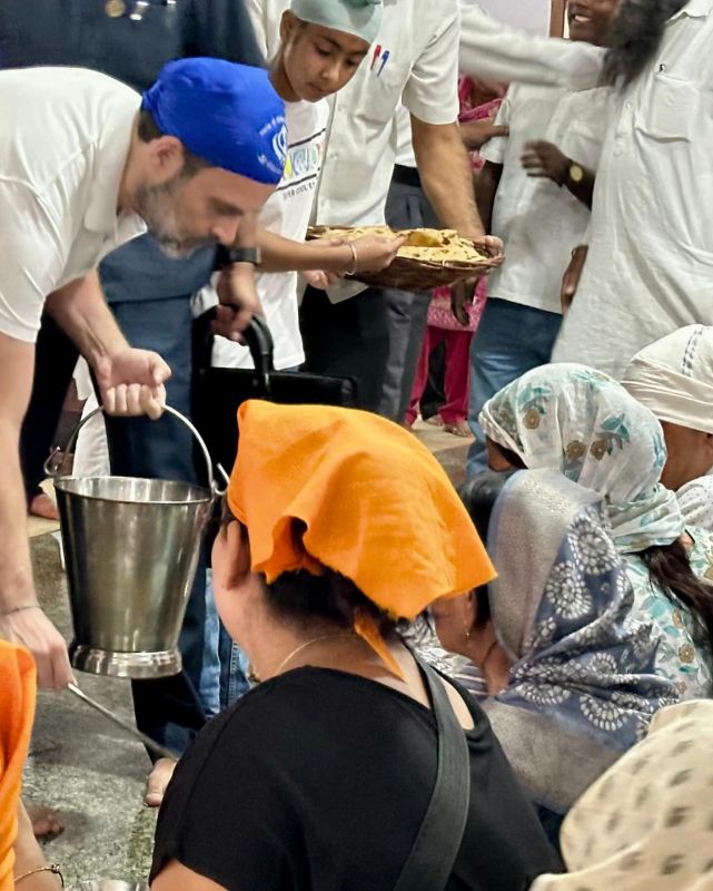 Congress Leader Rahul Gandhi Offers Sewa & Distributes Langar at Golden Temple