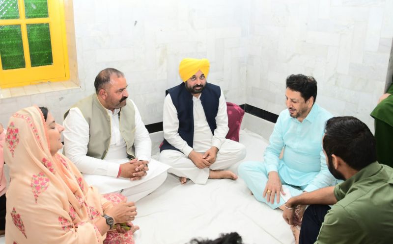Chief Minister Bhagwant Mann and Congress MLA meets Punjabi Singer Gurdas Maan ahead of Jalandhar by-polls 2023
