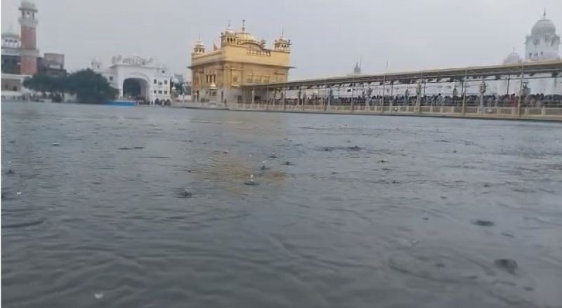 Captivating View at Golden Temple in the Drizzling Rain – A Must-See! 