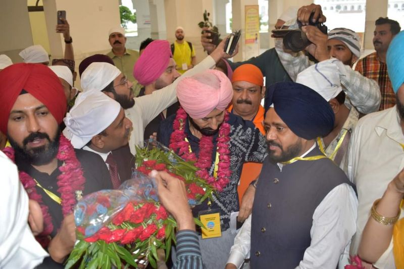 Punjabi Actors Gippy Grewal, Karamjit Anmol & Binnu Dhillon Pays Obeisance at Sri Kartarpur Sahib Narowal (Pakistan)