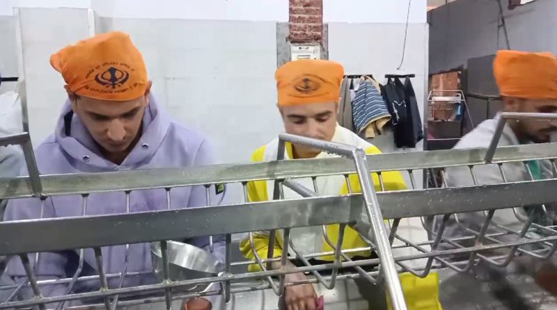 Prince Narula Pays Obeisance at Golden Temple, See Pics