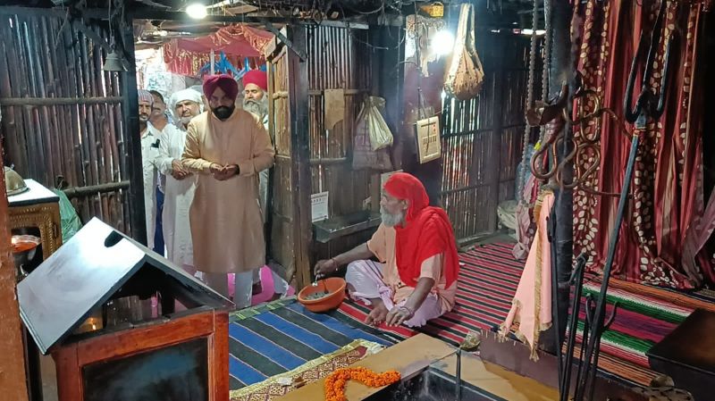 MP Gurjeet Singh Aujla Seeks Blessings at Bhagwan Valmiki Tirath Sthal in Amritsar. He Apologized for making derogatory Comments on Valmiki Community. Aujla also did the Shoe service at the Tirath Sthal.
