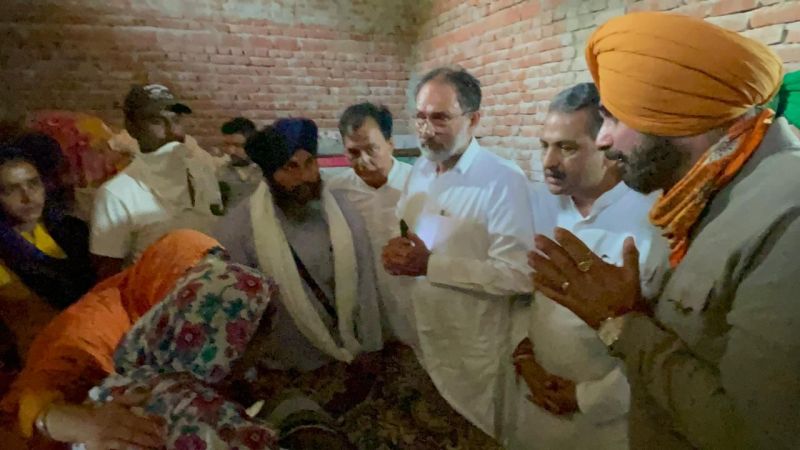 Navjot Singh Sidhu, With Family of Lovepreet Singh 