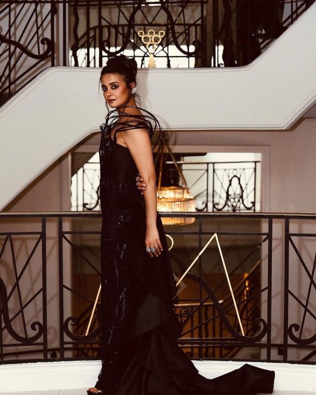 Surveen Chawla Exhibits Elegant Look in Black
