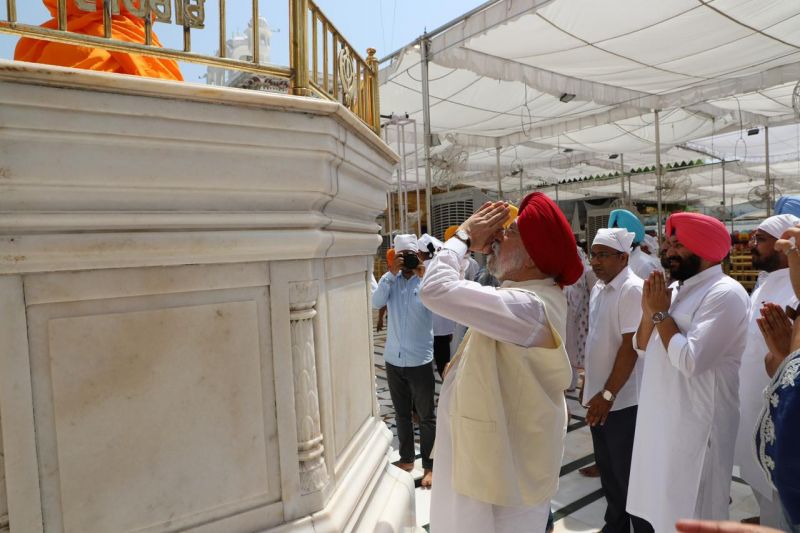 Union Minister Hardeep Singh Puri Pays Obeisance at Golden Temple in Amritsar
