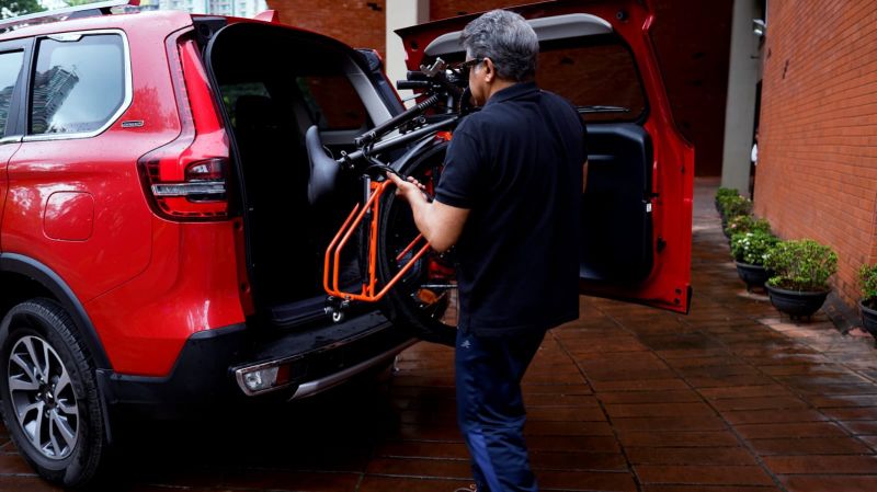 IIT Bombay Students Create World's First Foldable E-Bike with Investment from Anand Mahindra