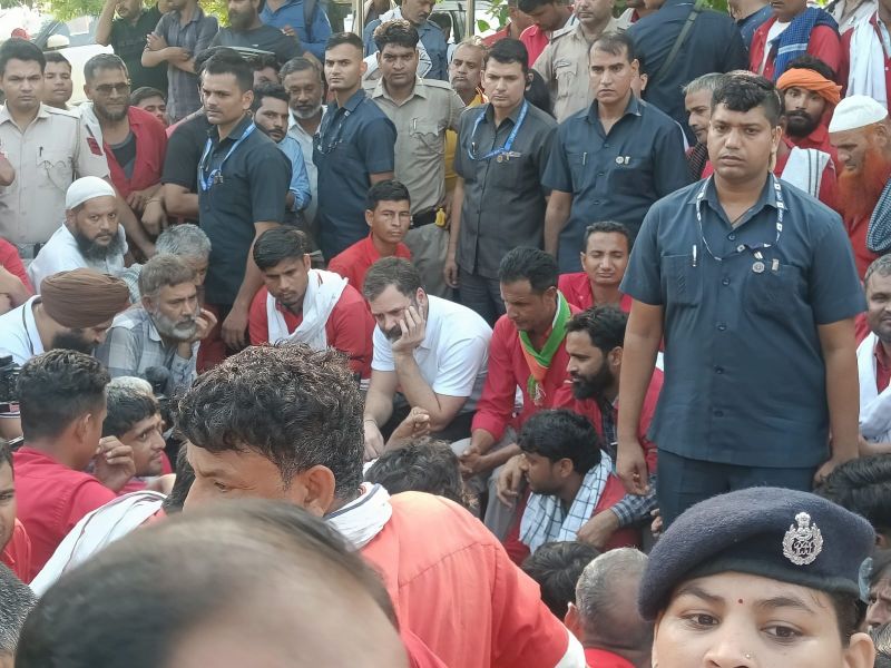  Rahul Gandhi Interacts with Coolies at Anand Vihar Railway Station in Delhi
