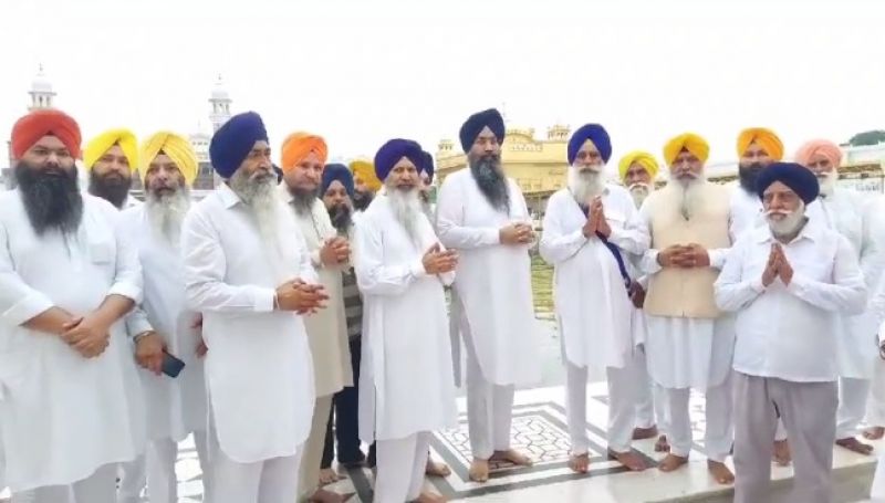 Member of Haryana Sikh Gurdwara Parbandhak Committee Pays Obeisance at Golden Temple