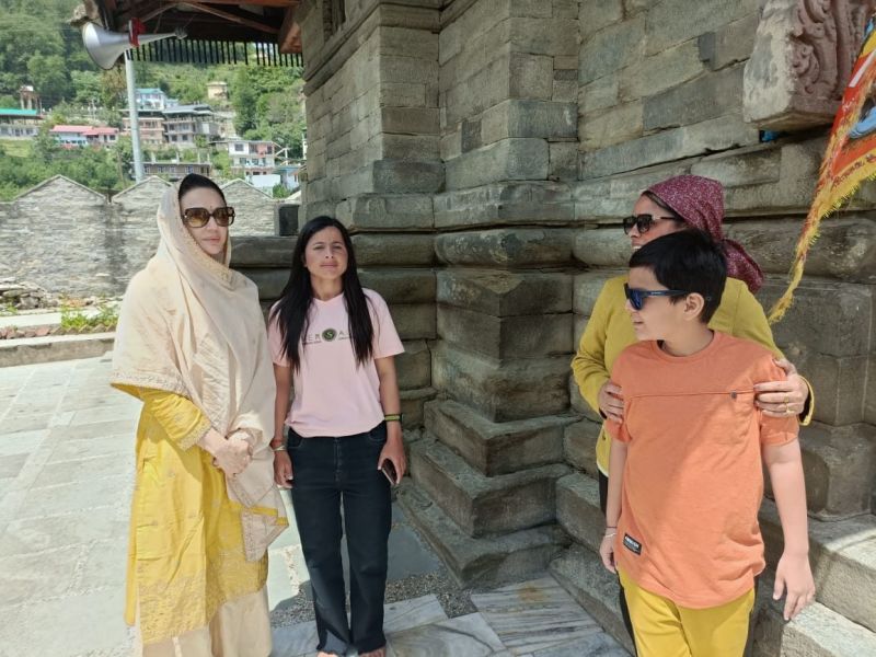 Bollywood Actress Preity Zinta & Hubby Gene Goodenough Pays Obeisance at Hatkoti temple in Himachal Pradesh during IPL 
