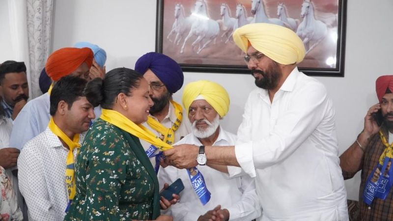 4 Councilors & 6 Sarpanchs join AAP along with their associates in Adampur
