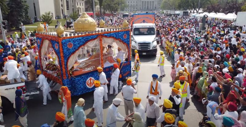 Massive Nagar kirtan was taken out in Winnipeg city of Canada to Mark 419th Prakash Purab of Dhan Sri Guru Granth Sahib Ji. 'Langar' was organised for the people. Foreigners attended the event wearing turban. See Pics.
