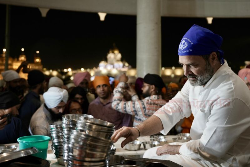 Congress Leader Rahul Gandhi Performs Sewa at Sri Harmandir Sahib