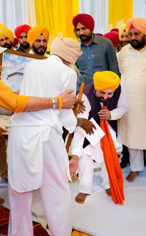 A Special Event was organised in the memory of Martyred Sikh Soldiers of the Saragarhi War at Ferozepur on the occasion of Saragarhi Divas 2023. Symbol of Honor presented to the families of martyrs.
