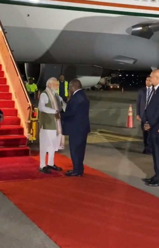 Papua New Guinea PM James Marape Welcomes PM Modi by Hugging & Touching his Feet 