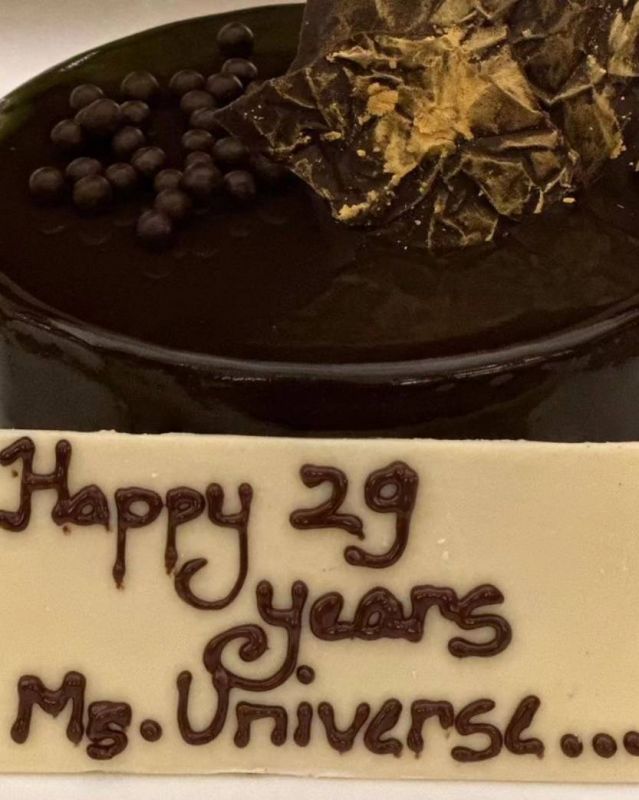 Sushmita Sen Celebrates 29th Anniversary of her Miss Universe Victory with her Daughters
