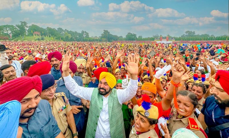 Punjab Chief Minister Bhagwant Mann Graces Passing Out Parade of 2999 Trained Constables, Spectacular Images Captured during the Event
