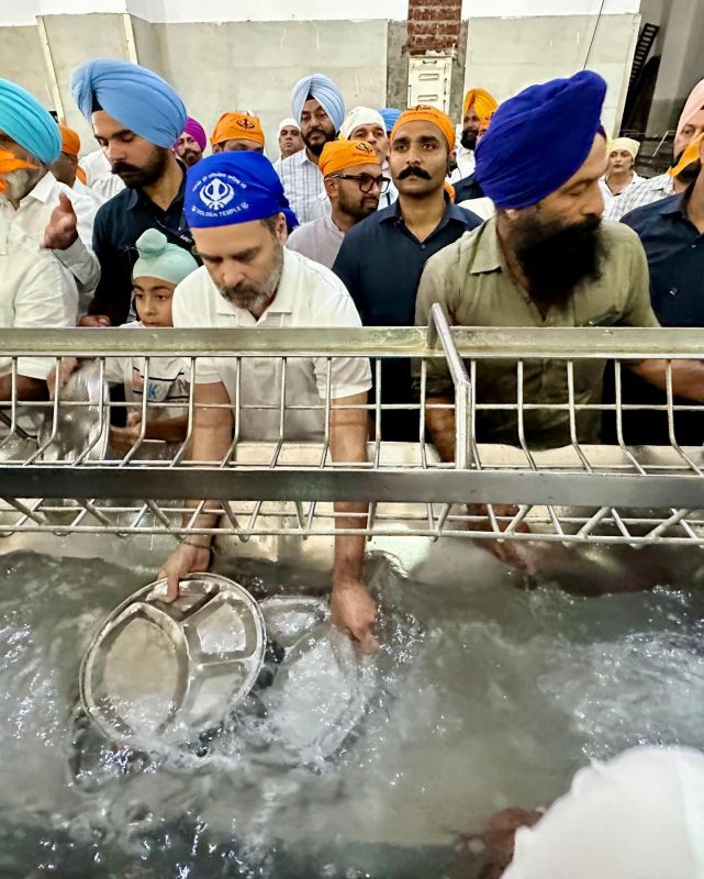 Congress Leader Rahul Gandhi Offers Sewa & Distributes Langar at Golden Temple