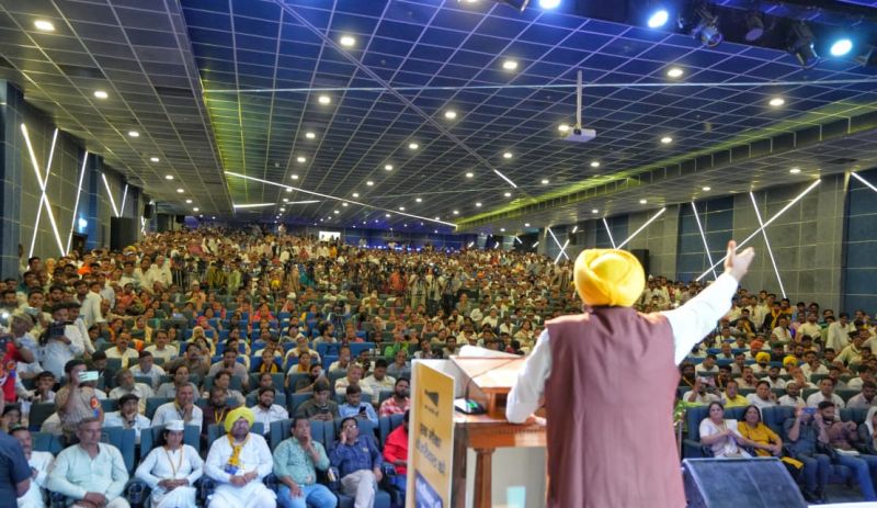 Punjab Chief Minister Bhagwant Mann, Delhi Chief Minister and AAP Convener Arvind Kejriwal addressed a public meeting in Jaipur. CM Bhagwant Mann said- 'Politics of Revolution & Guarantees have made a special place in the hearts of people in the country.' 
