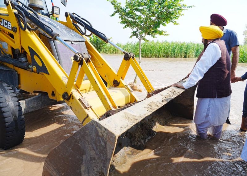 CM Bhagwant Mann Inspects flood affected areas adjacent to Ghaggar in Sangrur